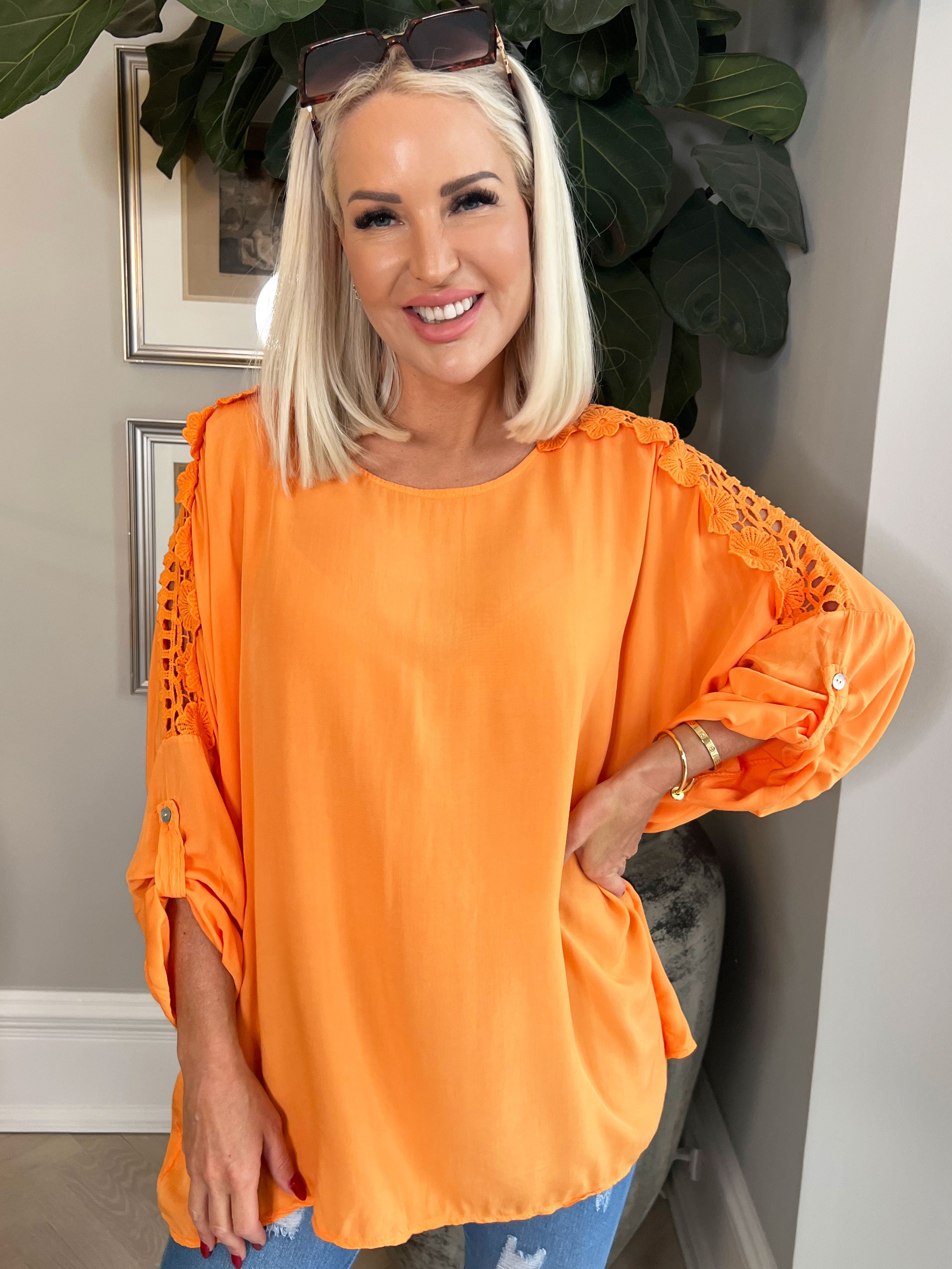 Flora - Söt viskosblus med broderi på ärmarna